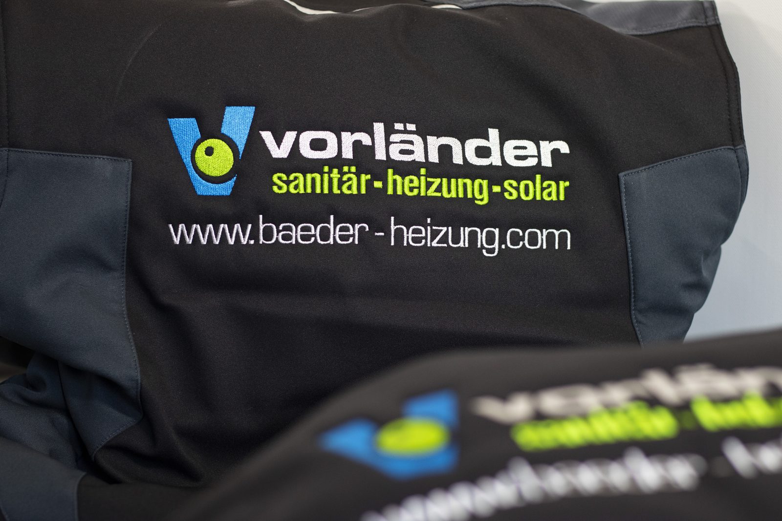 Vorl&auml;nder Sanit&auml;r-Heizung-Solar &ndash; Logostickerei auf Arbeitsjacke