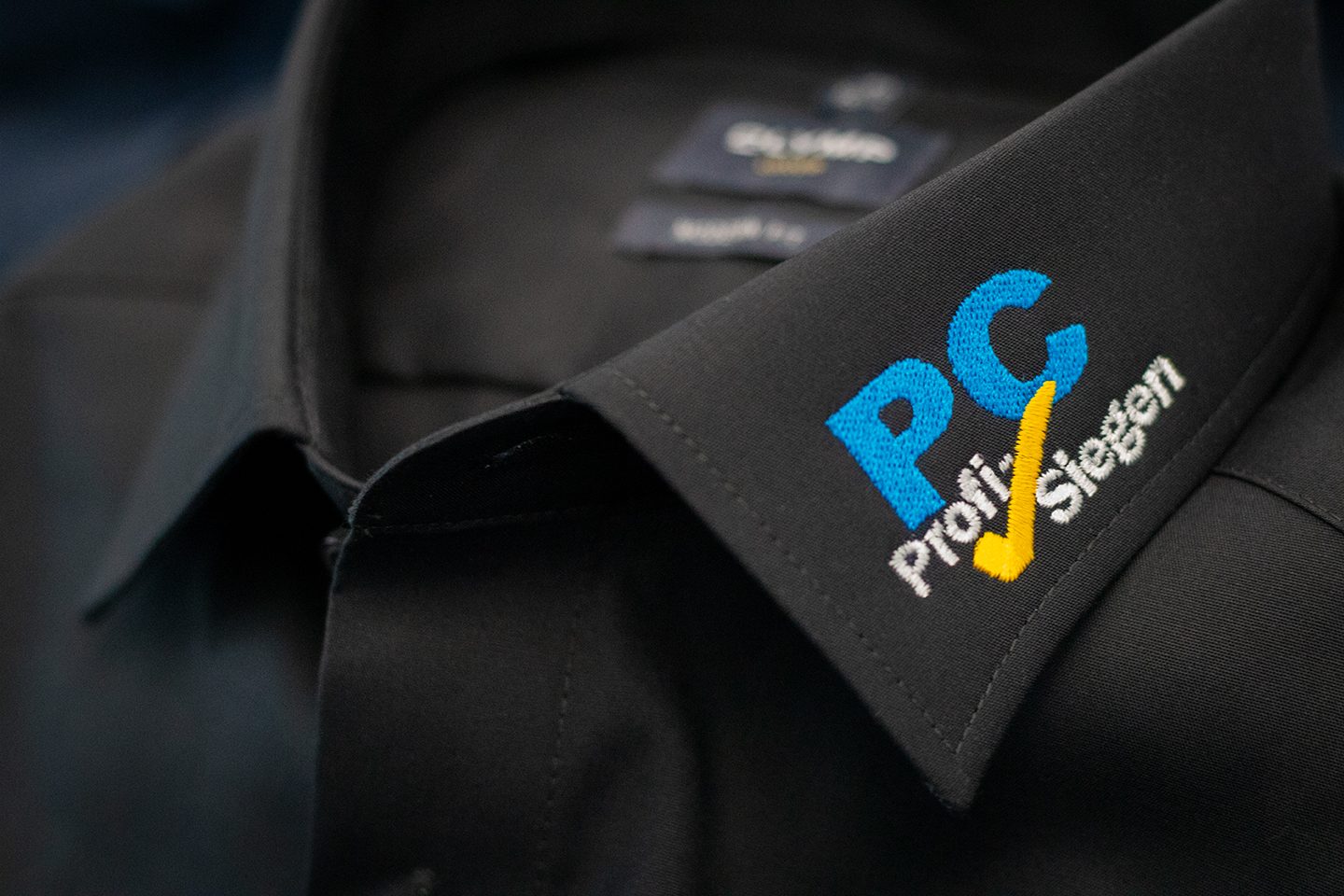 PC-Profi Siegen &ndash; mehrfarbige Logostickerei auf Hemdkragen