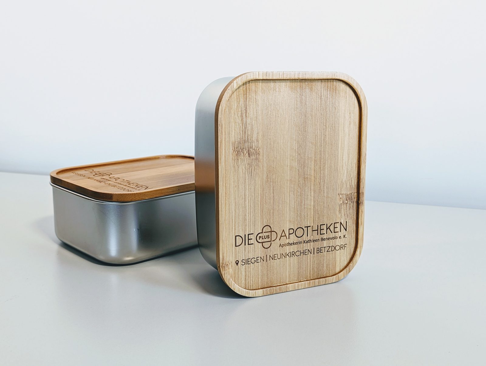 Bestickte Brotdose mit Bambusdeckel und Lasergravur &ndash; Die Plus-Apotheken