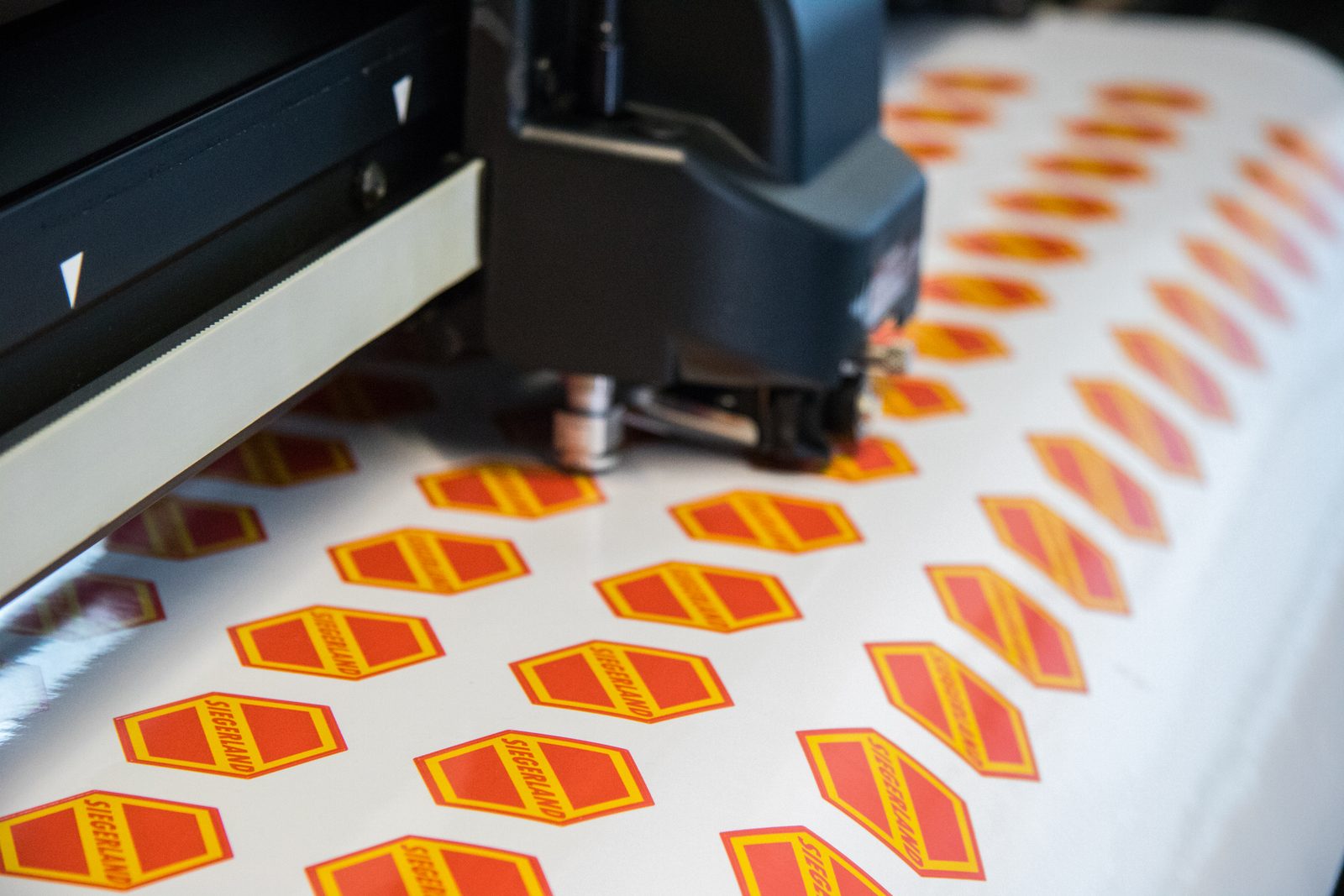 Aufkleber-Produktion am Schneideplotter &ndash; Werbetechnik hdw.media Siegen