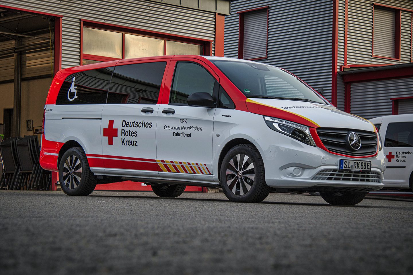 Fahrzeugbeklebung DRK Mercedes Vito Fahrdienst Neunkirchen &ndash; hdw.media